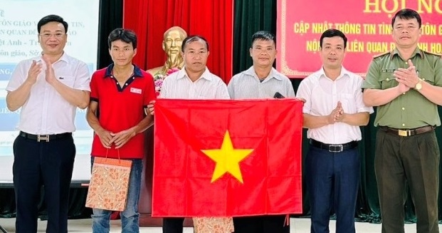 Đại diện lãnh đạo Ban Tôn giáo, Phòng An ninh Nội địa (Công an tỉnh), UBND huyện Mường Lát trao cờ Tổ quốc cho 38 điểm nhóm theo đạo Tin lành và Công giáo đã được cấp Giấy chứng nhận sinh hoạt tôn giáo tập trung trên địa bàn huyện Mường Lát.