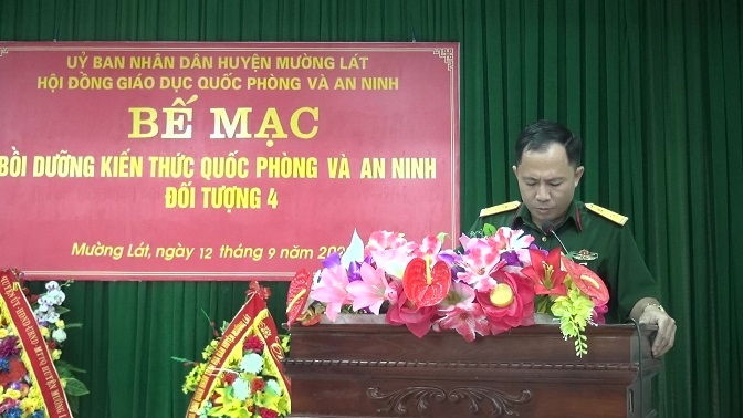 Trung tá Hoàng Văn Cương, Phó Chỉ huy trưởng - Tham mưu trưởng Ban CHQS huyện thông qua đánh giá kết quả học tập của lớp bồi dưỡng.