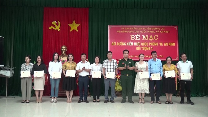 Các học viên có thành tích xuất sắc trong học tập được biểu dương, khen thưởng.
