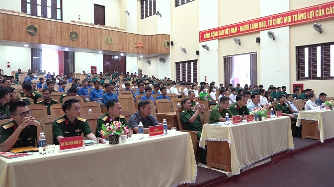 Các đại biểu và học viên tham dự buổi lễ khai mạc lớp bồi dưỡng.