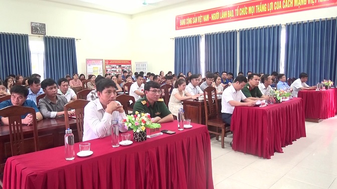 Các đồng chí đại biểu và học viên tham dự bế giảng lớp bồi dưỡng.