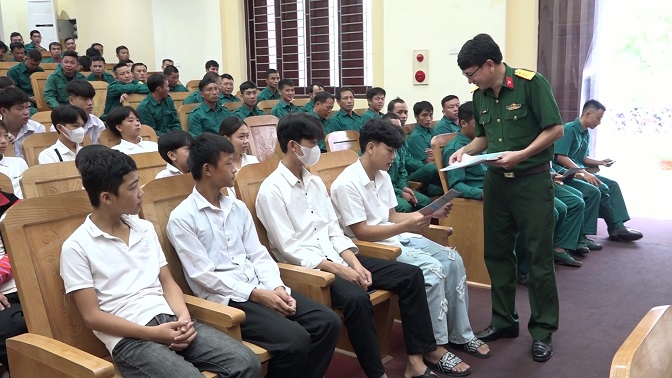 Đồng chí Thượng tá Lê Thanh Hải, Chính trị viên Ban CHQS huyện phát tờ rơi cho các học viên lớp bồi dưỡng.