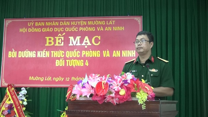 Thiếu tá Lê Duy Thanh, Trợ lý Dân quân tự vệ (Ban CHQS huyện) thông qua các quyết định tại lễ bế giảng.
