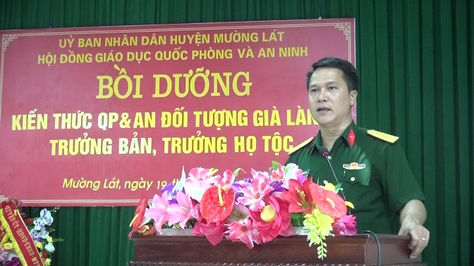 Đồng chí Trung tá Trịnh Xuân Thành, Uỷ viên Ban Thường vụ Huyện uỷ, Chỉ huy trưởng - Ban Chỉ huy Quân sự huyện Mường Lát, Phó Chủ tịch Hội đồng Giáo dục QP&AN huyện phát biểu khai giảng lớp bồi dưỡng.