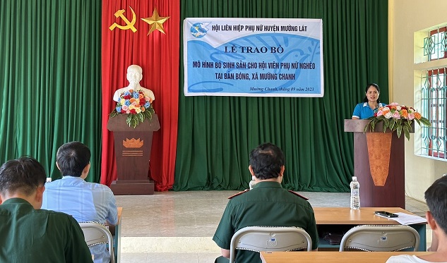 Chủ tịch Hội LHPN huyện Mường Lát Hà Thị Nhơn phát biểu tại buổi lễ trao bò giống.