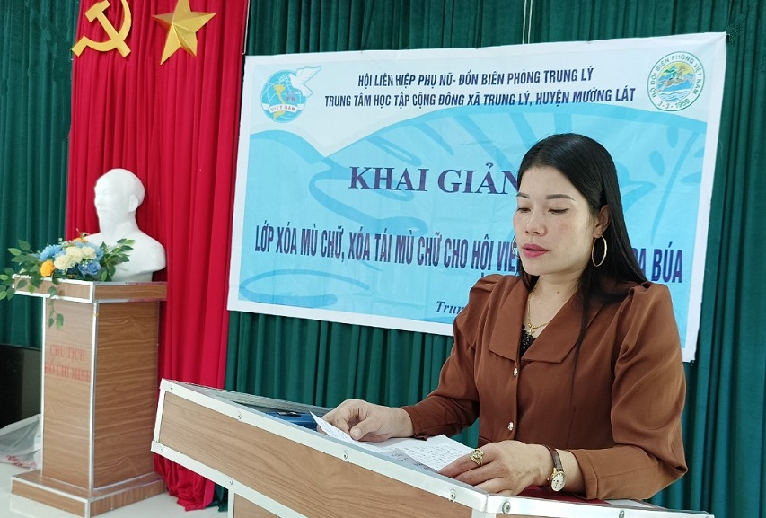 Đồng chí Ngân Thị Vân, Phó Bí thư Đảng uỷ xã Trung Lý phát biểu tại buổi lễ khai giảng.