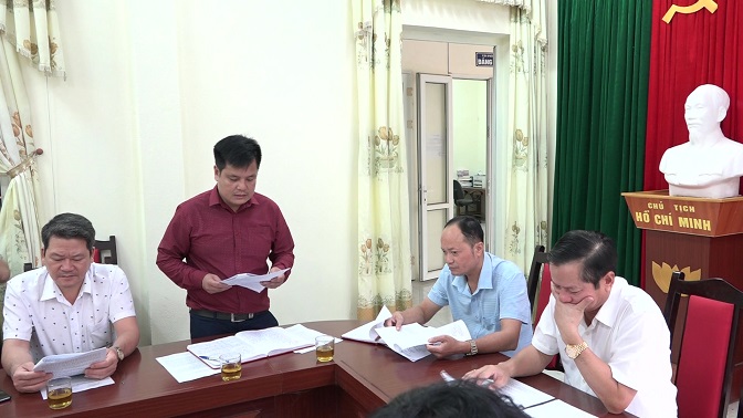 Đồng chí Ngân Văn Lon, Chủ tịch UBND xã Trung Lý báo cáo tình hình kinh tế - xã hội của địa phương trước đoàn công tác.