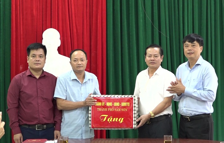 Thị uỷ Sầm Sơn tặng quà xã Trung Lý.