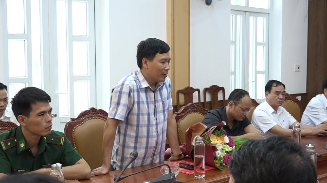 Đồng chí Lương Chí Hùng, Phó Bí thư Đảng uỷ xã Pù Nhi phát biểu cảm ơn và hứa quyết tâm