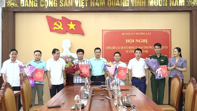 Các đồng chí lãnh đạo trao quyết định và tặng hoa cho các đồng chí được điều động, chỉ định