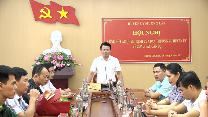 Đồng chí Bí thư Huyện ủy Hà Văn Ca phát biểu giao nhiệm vụ cho các đồng chí trong đợt điều động