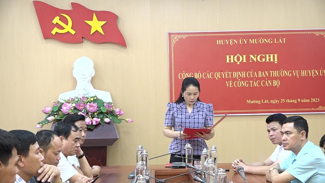 Đồng chí Lương Thị Tuân, Ủy viên Ban Thường vụ, Trưởng Ban Tổ chức Huyện uỷ thông qua các quyết định điều động cán bộ