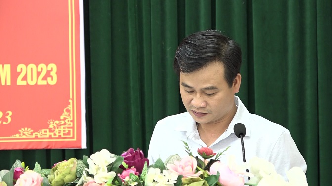 Đồng chí Lê Công Nam, Chánh Văn phòng Huyện uỷ thông qua báo cáo tình hình thực hiện công tác nội chính, phòng, chống tham nhũng, tiêu cực và cải cách tư pháp 9 tháng đầu năm; phương hướng, nhiệm vụ 3 tháng cuối năm 2023.