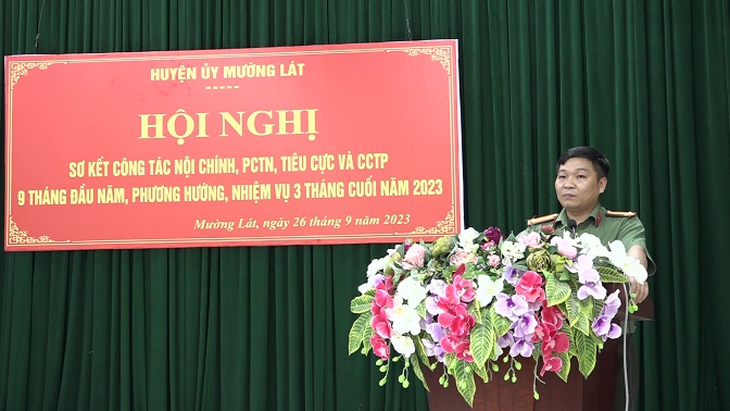 Đại diện lãnh đạo Công an huyện tham luận tại Hội nghị.
