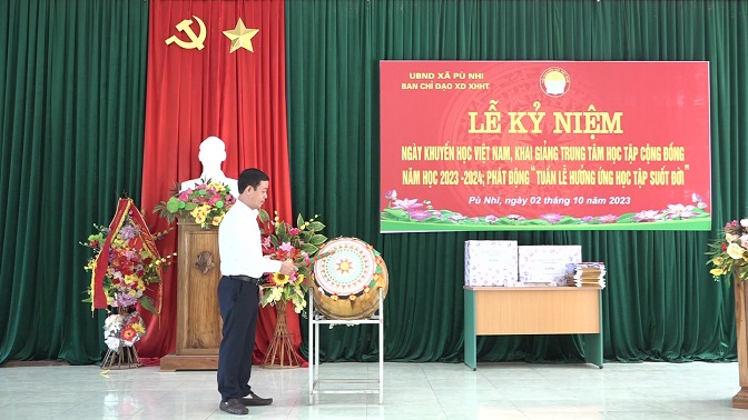 Đồng chí Mai Xuân Giang, Phó Chủ tịch UBND huyện đánh hồi trống khai giảng năm học 2023 - 2024.