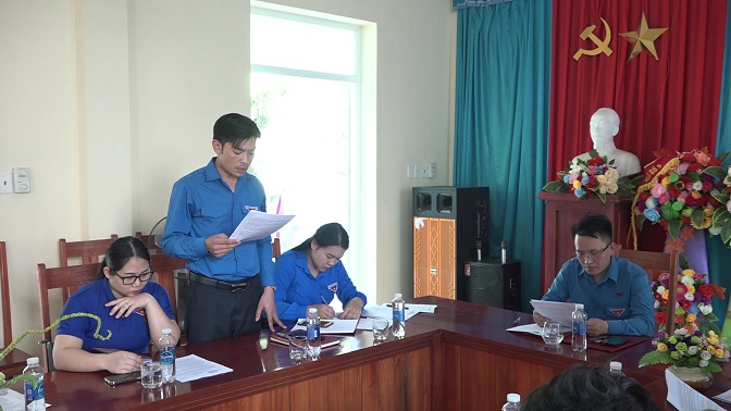 Đại diện lãnh đạo Huyện đoàn trình bày báo cáo sơ kết công tác Đoàn - Hội và phong trào thanh, thiếu nhi 9 tháng đầu năm, triển khai nhiệm vụ trọng tâm công tác 3 tháng cuối năm 2023