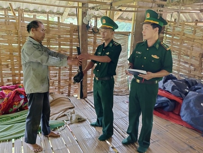 Người dân xã Trung Lý tự nguyện giao nộp vũ khí lực lượng Biên phòng.