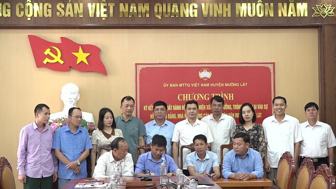Trước sự chứng kiến chương trình có đồng chí Triệu Minh Xiết, Phó Bí thư Thường trực Huyện ủy; đồng chí Lò Văn Đồng, ủy viên Ban Thường vụ, Trưởng ban Dân vận Huyện ủy, Chủ tịch Ủy ban MTTQ Việt Nam huyện Mường Lát và các đồng chí Bí thư Đảng uỷ các xã các đơn vị đã tiến hành ký kết