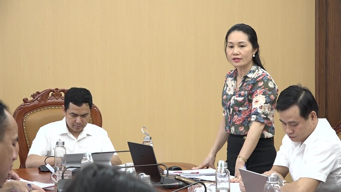 Đồng chí Lương Thị Tuân, Uỷ viên Ban Thường vụ, Trưởng ban Tổ chức Huyện uỷ đóng góp ý kiến bổ sung về công tác nhân sự đại hội