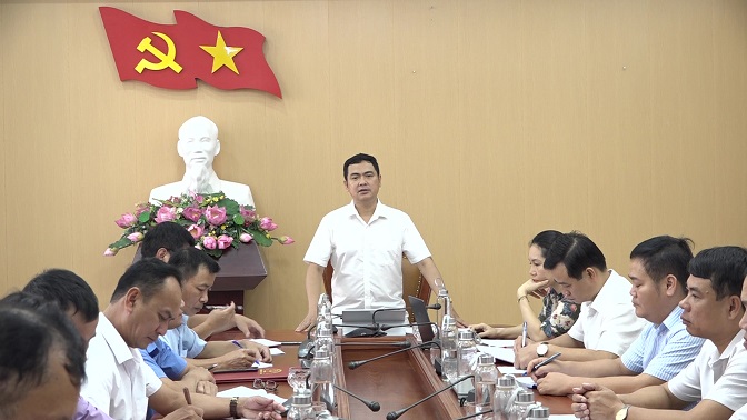 Đồng chí Triệu Minh Xiết, Phó Bí thư Thường trực Huyện uỷ phát biểu kết luận Hội nghị