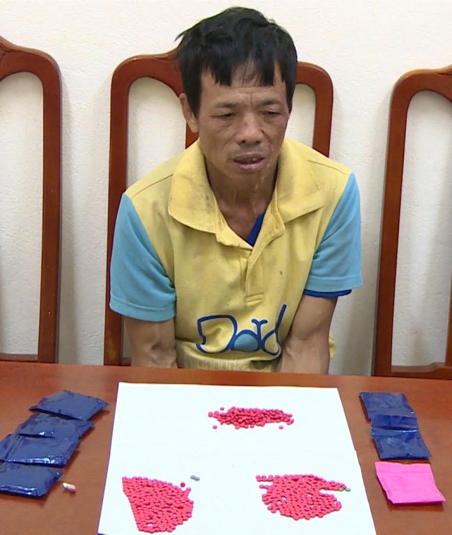 Đối tượng Giang Văn Hiêm cùng số tang vật tại cơ quan điều tra.
