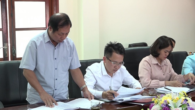 Đại biểu thảo luận tại phiên họp.
