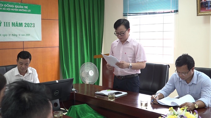 Ông Nguyễn Đức Thượng, Giám đốc Phòng giao dịch Ngân hàng CSXH huyện thông qua dự thảo báo cáo sơ kết thực hiện nhiệm vụ 9 tháng đầu năm; nhiệm vụ trong tâm 3 tháng cuối năm 2023.