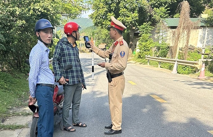 Công an huyện Mường Lát tăng cường kiểm tra, xử lý các vi phạm về nồng độ cồn