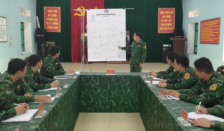 Trung tá Lê Đình Phú, Đồn trưởng Đồn Biên phòng Quang Chiểu triển khai kế hoạch chiến đấu trên sơ đồ.