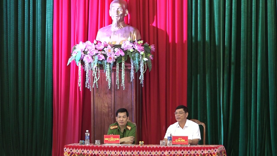 Đồng chí Lò Văn Đồng – TVHU, Trưởng Ban Dân vận huyện uỷ, Chủ tịch UBMTTQ huyện và đồng chí Thượng tá Trương Văn Dũng – TVHU, Trưởng Công huyện đồng chủ trì hội nghị