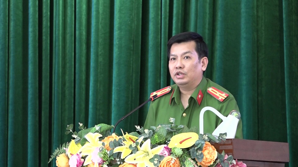Đồng chí Thượng tá Trương Văn Dũng – TVHU, Trưởng Công huyện tiếp thu và giải trình ý kiến của Nhân dân đề ra phương hướng cho Lực lượng Công an huyện trong thời gian tới.