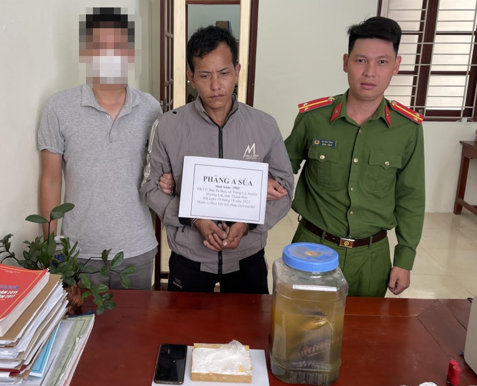 Đối tượng Phàng A Súa và tang vật vụ án tại Cơ quan CSĐT Công an huyện.