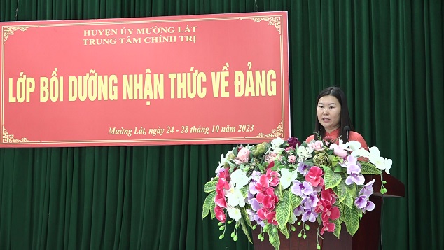 Đồng chí Phạm Thị Nhuần, Giảng viên Trung tâm Chính trị huyện thông qua báo cáo tổng kết lớp học.