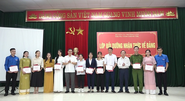 Ban tổ chức lớp học tặng quà cho 12 học viên có thành tích xuất sắc trong học tập.