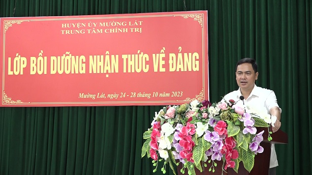 Đồng chí Triệu Minh Xiết, Phó Bí thư Thường trực Huyện ủy phát biểu chỉ đạo tại buổi lễ bế giảng.