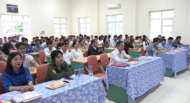 Các đồng chí đại biểu và học viên tham dự bế giảng lớp bồi dưỡng nhận thức về Đảng.