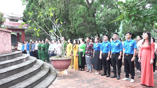 Ban tổ chức lớp học và toàn thể học viên tham gia dâng hương các anh hùng, liệt sỹ tại Nghĩa trang Liệt sỹ của huyện.