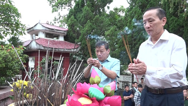 Đồng chí Lầu Thanh Va dâng hương các anh hùng liệt sỹ.