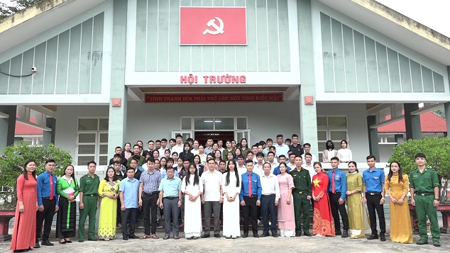 Đồng chí Triệu Minh Xiết chụp ảnh lưu niệm với Ban tổ chức lớp học và toàn thể học viên.
