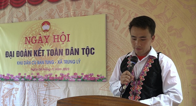 Đại diện Ban quản lý bản Tung thông qua diễn văn ngày hội.