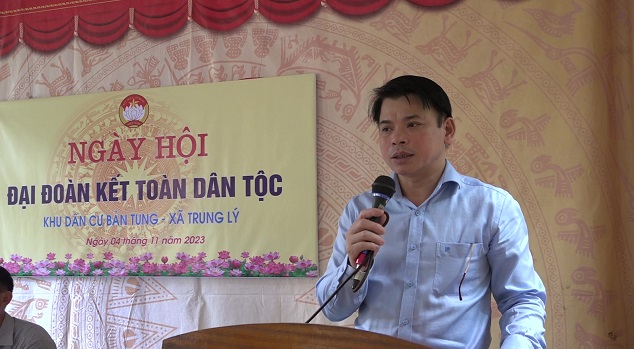 Đồng chí Bí thư Huyện uỷ Hà Văn Ca phát biểu tại ngày hội.
