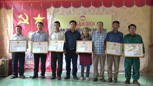 UBND xã Trung Lý trao tặng danh hiệu gia đình văn hóa và gia đình văn hóa 3 năm liên tục (2021 - 2023) cho các hộ gia đình của bản.