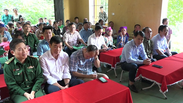 Các đại biểu và bà con Nhân dân bản Tung tham dự ngày hội.