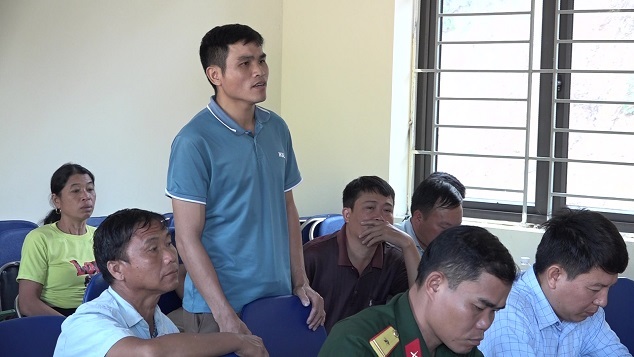 Cử tri xã Tam Chung phát biểu ý kiến tại buổi tiếp xúc.
