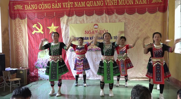 Các tiết mục văn nghệ chào mừng ngày hội.