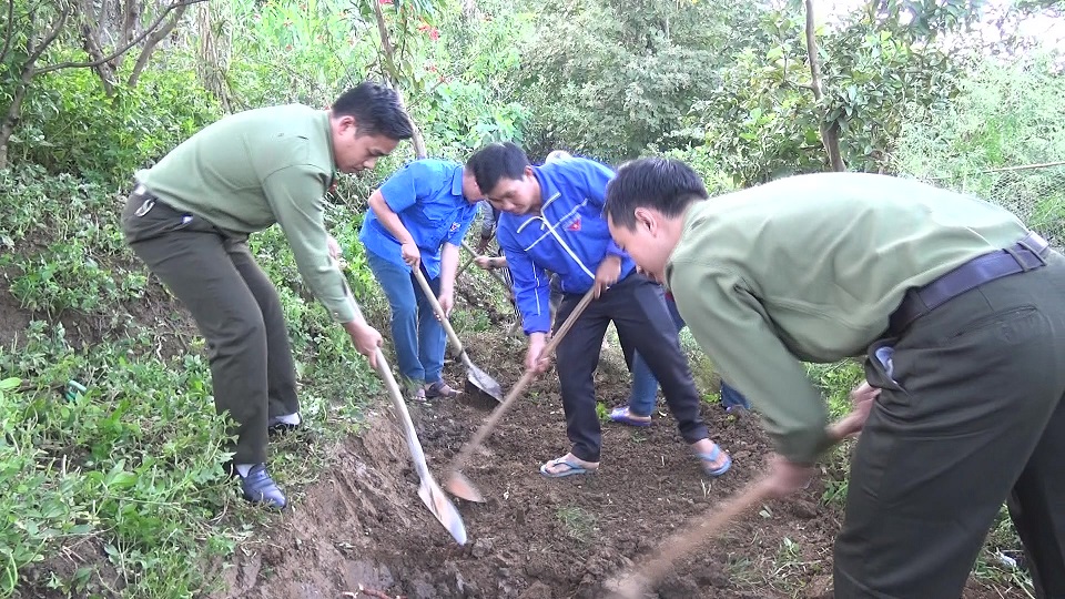 Trong khuôn khổ chương trình, đoàn viên thanh niên tham gia làm đường giao thông nông thôn tại Bản Pha Đén