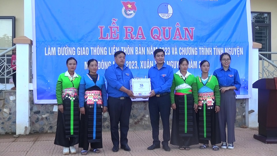 Đồng chí Lê Văn Châu – TUV - Ủy viên BCHTW Đoàn TNCS Hồ Chí Minh, Bí Thư Tỉnh đoàn tặng quà đội hình TNTN