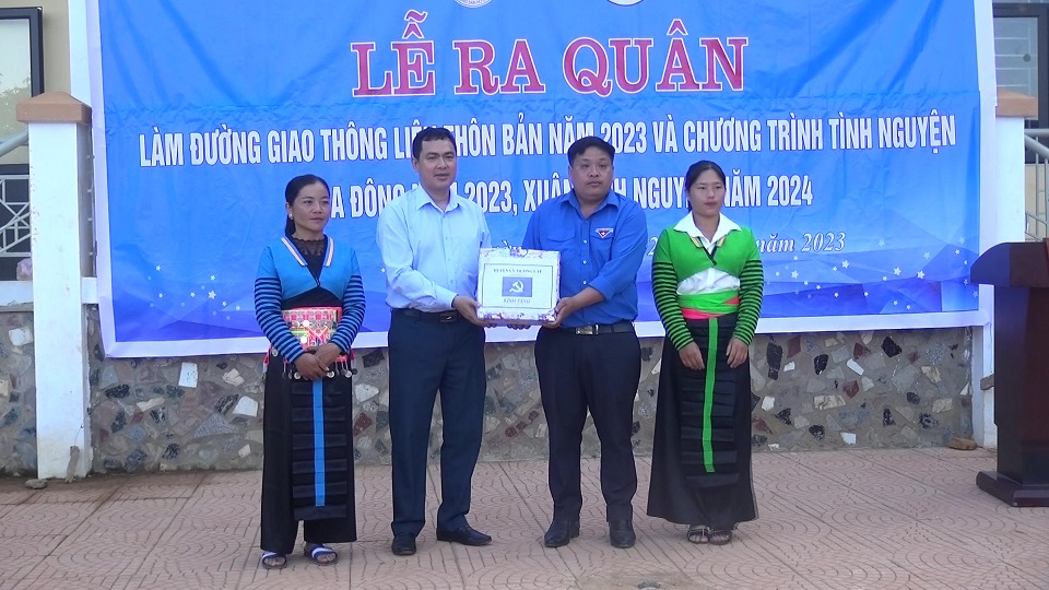 Đồng chí Triệu Minh Xiết – Phó Bí thư Thường trực Huyện ủy tặng quà đội hình TNTN