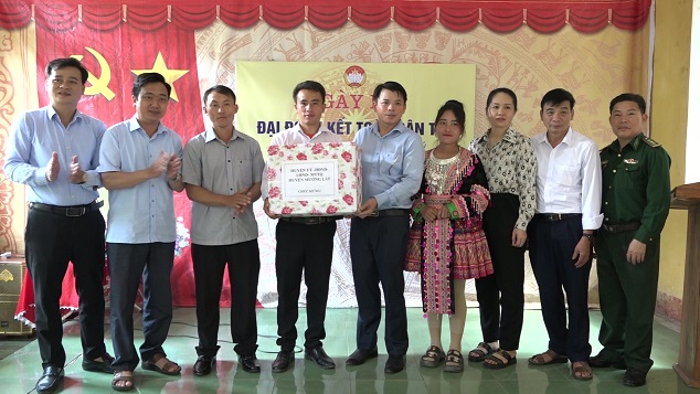Bí thư Huyện uỷ Hà Văn Ca tặng quà chúc mừng ngày hội đại đoàn kết của bản Tung