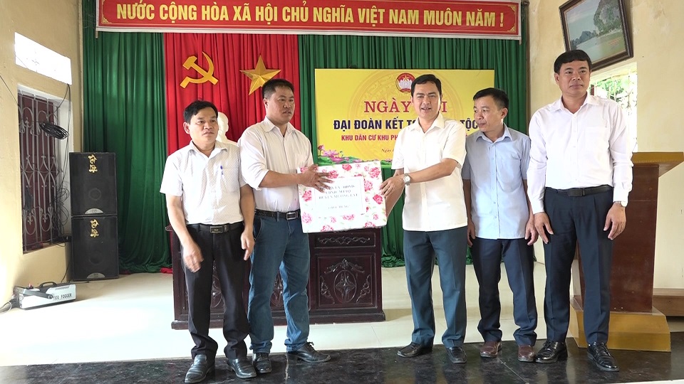 Đồng chí Triệu Minh Xiết – Phó Bí thư Thường trực Huyện ủy cùng đại diện Ủy ban MTTQ huyện tặng quà cho Nhân dân Khu phố 3